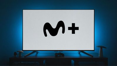 Una televisión con el logo de Movistar Plus+ en color negro
