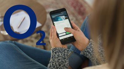 imagen de una persona con un smartphone de o2