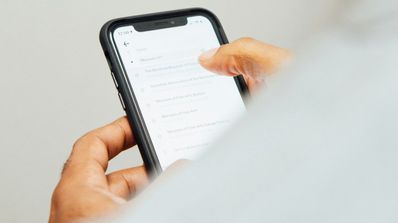 imagen de una persona con un smartphone
