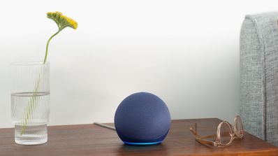 Amazon Echo Dot de quinta generación sobre encimera