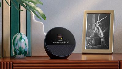 El Amazon Echo Spot 2024 reproduciendo un contenido