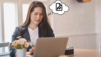 Una chica usa su portátil para compartir archivos