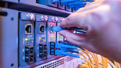 Haciendo la conexión de cables de fibra óptica