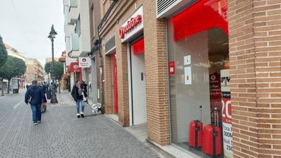 La gente caminando cerca de una tienda de Vodafone