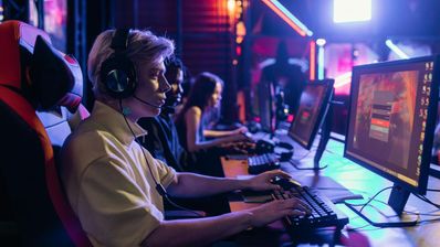 Varias personas jugando en multijugador local en un ciber