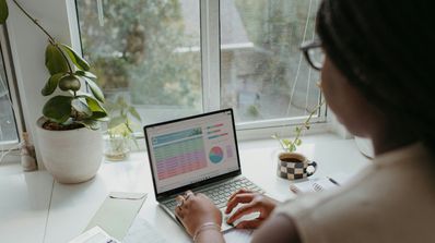 Una mujer hace distintos gráficos con su ordenador portátil con Windows