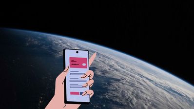 Una mano con un móvil y el planeta de fondo para llamadas satélite