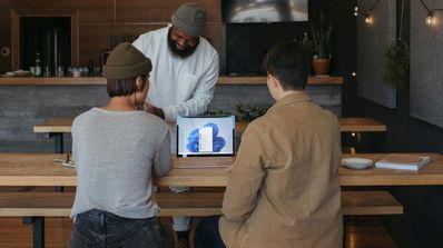 Varias personas compartiendo un ordenador con Windows 11