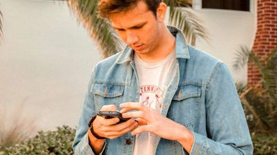 Un adolescente usa su teléfono