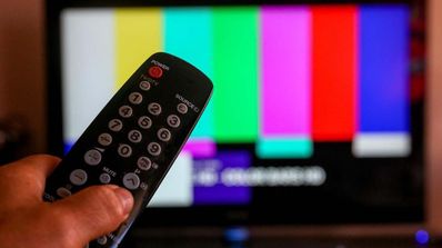 mando de televisión con la pantalla con los colores