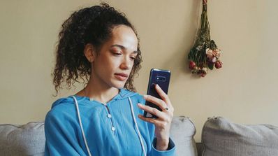 Una mujer mira su teléfono