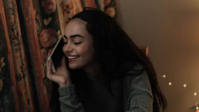 Una chica habla por el móvil