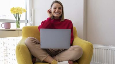mujer PC en casa