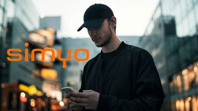 imagen de un usuario de simyo con un movil