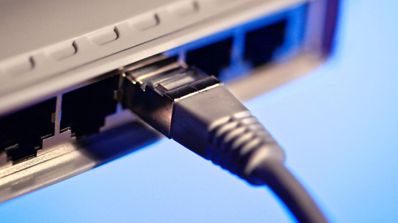 Un cable de Ethernet conectándolo a un router