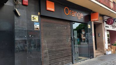 El exterior de una tienda cerrada de Orange en España