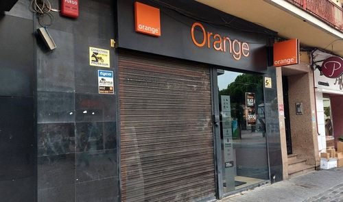 El exterior de una tienda cerrada de Orange en España