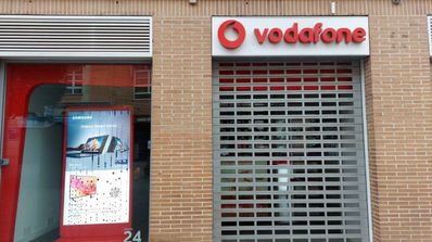 El exterior de una tienda de Vodafone en una calle española