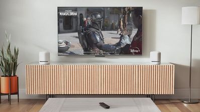 Un Fire TV Stick 4K Max con Disney+ en pantalla