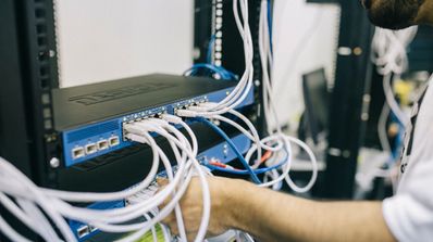Un profesional de la instalación de fibra conectando cables