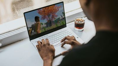 Jugando con ordenador portátil con Xbox Game Pass
