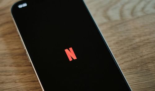 Un teléfono móvil con el logo de Netflix en la pantalla