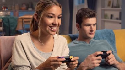 Una pareja jugando a la consola Nintendo Switch en casa