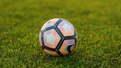 Una pelota de fútbol en el medio del campo
