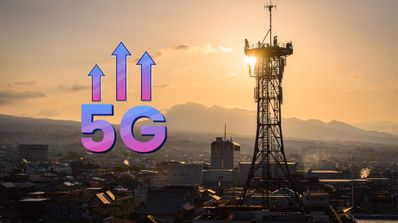 Una torre de telecomunicaciones con un logo de 5G