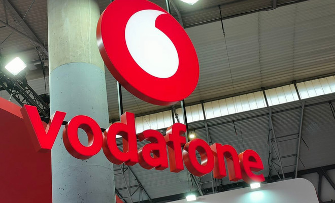 El logo de Vodafone de lado en un evento profesional