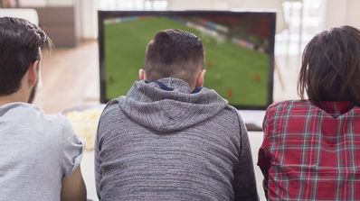 grupo de amigos viendo fútbol