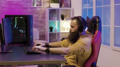 hombre jugando en PC