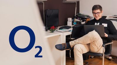 imagen deuna persona con el logo de o2