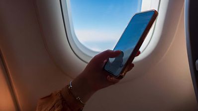 usando móvil en avión