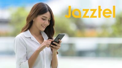 Una chica mirando su móvil y el logo de Jazztel