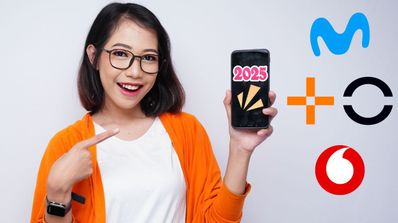 Una chica posa con un móvil de 2025 y los logos de las operadoras