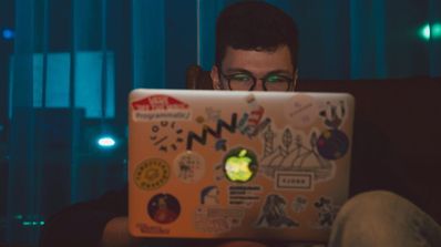 Un aficionado a los videojuegos jugando en un Mac