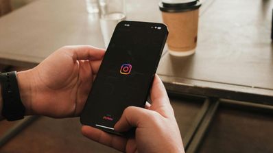 Sujetando un móvil con el logo de Instagram en la pantalla