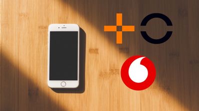 Un teléfono móvil con los logos de MasOrange y Vodafone
