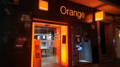 El exterior de una tienda de Orange por la noche
