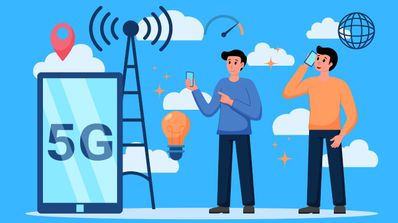 Dos personas usando conexión 5G con su móvil