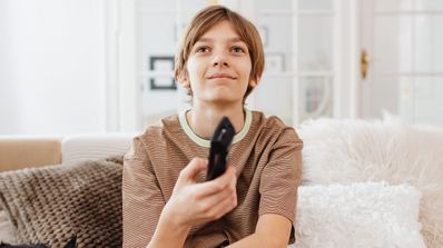 Viendo la televisión contento con el mando en la mano