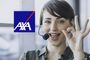 Operadora con auriculares y micrófono haciendo el gesto de aprobación junto al logotipo de AXA.