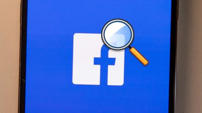 Lupa sobre el logo de Facebook