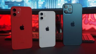 Tres iPhone sobre una mesa