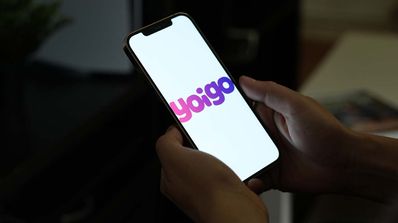 móvil logo Yoigo con fondo blanco