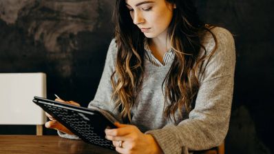 Una mujer utiliza una tablet