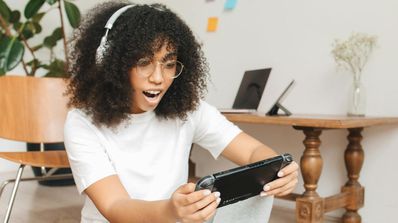 Una chica se emociona jugando con Nintendo Switch