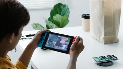 Un chico jugando con Nintendo Switch en modo portátil