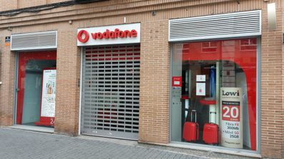 Exterior de una tienda de Vodafone cerrada